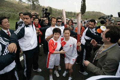 Table tennis legend Deng Yaping also ran the torch relay in Greece. 