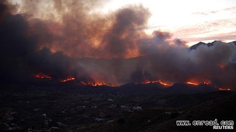 The huge fire now threatens many holiday homes on the Costa del Sol
