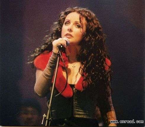 British singer Sarah Brightman is to travel as a space tourist to the International Space Station.