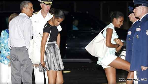 US President Barack Obama (2nd L) and his daughters Malia (C) and Sasha (3rd R) board Air Force One upon their departure from Honolulu to return to Washington after a two-week vacation in Hawaii January 4, 2014.