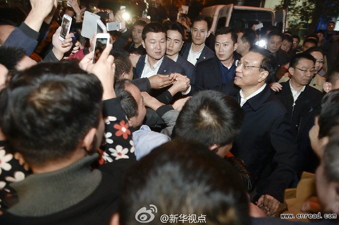 Chinese Premier Le Keqiang is surrounded by villagers during a visit to the village of Qing Yan Liu, known as the 'First Village of Online Shops', in east China's Zhejiang province on 19 Nov, 2014.