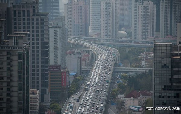 The picture taken on April 1, 2015 shows cars on an elevated road in Shanghai.