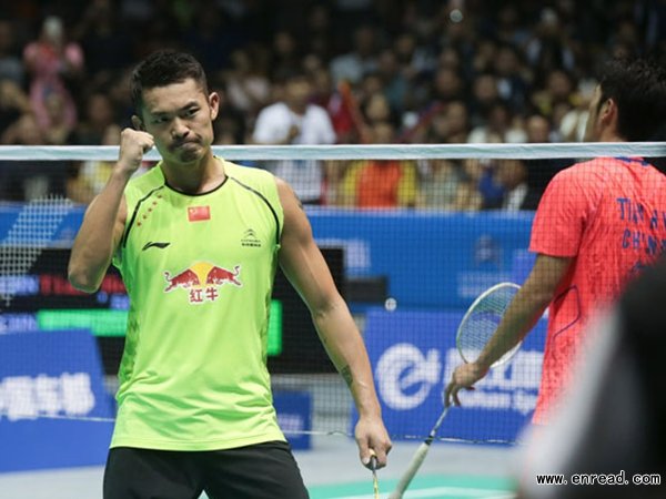 Lin Dan makes a gesture of victory during a match with Tian Houwei at the Badminton Asia Championships in Wuhan, April 26, 2015.