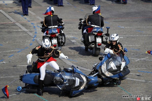 法国巴士底日在巴黎举行的盛大阅兵式上,两辆警用摩托车在总统马克龙