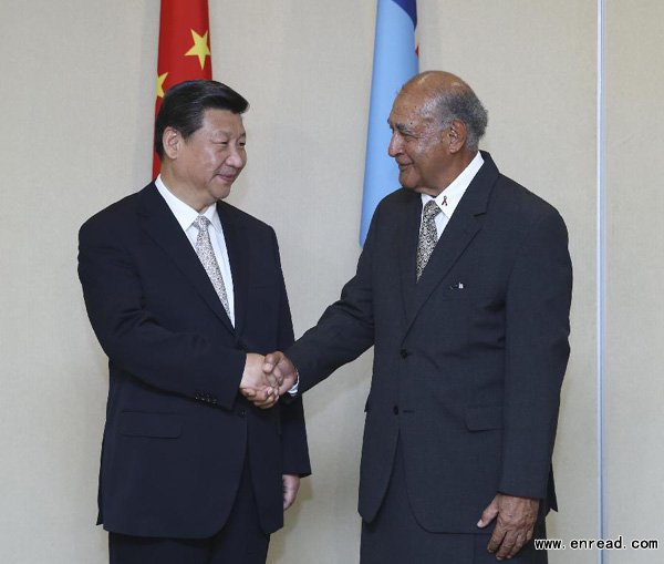 Visiting Chinese President Xi Jinping (L) meets with his Fijian counterpart Epeli Nailatikau in Nadi, Fiji, Nov. 21, 2014.